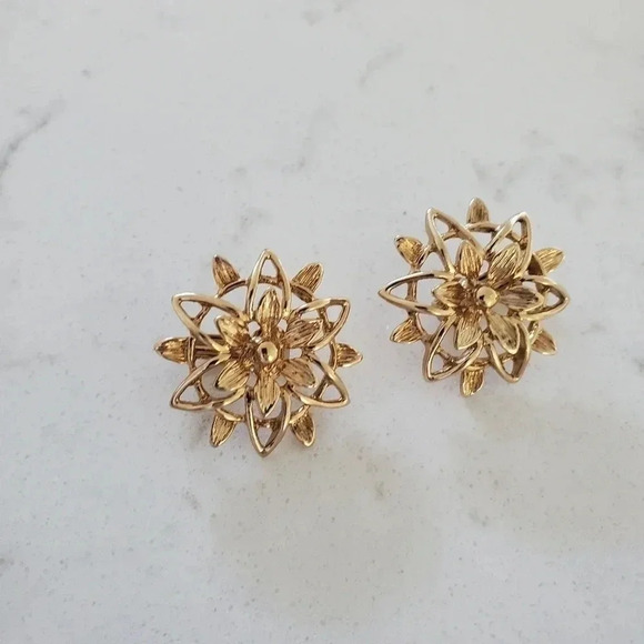 Sarah Coventry Jewelry - Vintage  Sarah Coventry Gold Tone Floral Motif Clip On Earrings